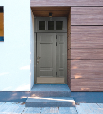 Одностворчатая дверь с боковым добором и фрамугой